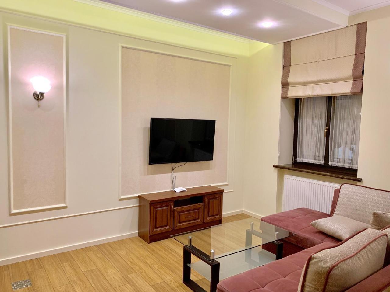 Two-Bedroom On Lesi Ukrainky Lviv Kültér fotó